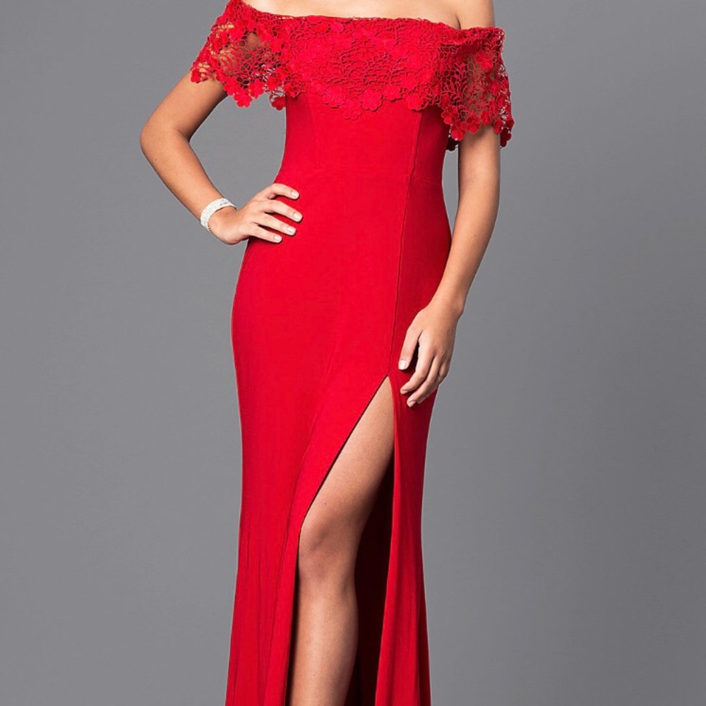 Red Faviana Prom Dress Never Worn Size 2